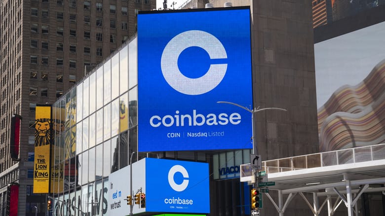 Coinbase تربط تسريح 700 موظف بثورة الذكاء الاصطناعي