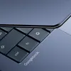 لوحة مفاتيح Googlebook بزاوية جانبية تظهر التصميم المتميز