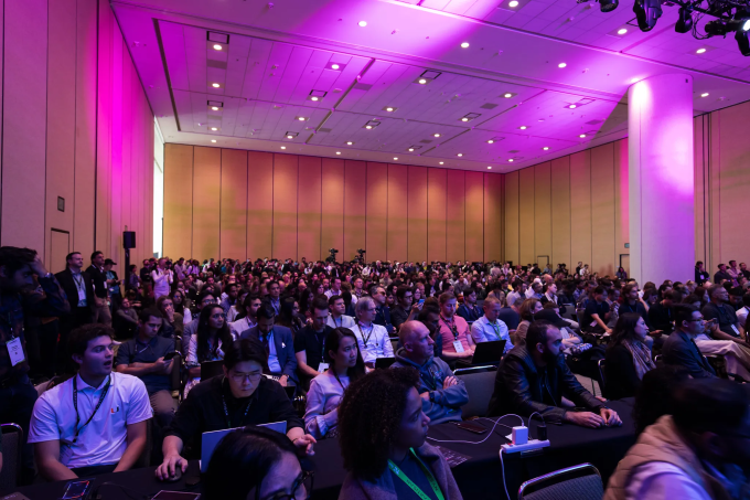 جمهور مؤتمر TechCrunch Disrupt في مسرح البناة