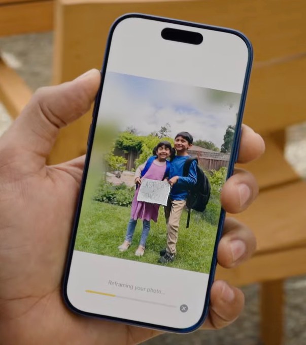 لقطة شاشة من واجهة أداة Reframe الجديدة في تطبيق الصور من أبل تظهر إمكانية سحب الصورة لتعديل المنظور