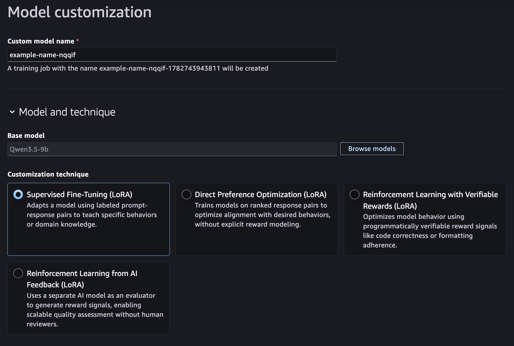 صفحة Model Customization في SageMaker Studio مع النموذج المُحمَّل مسبقاً ومعاملات الضبط الدقيق جاهزة للتهيئة