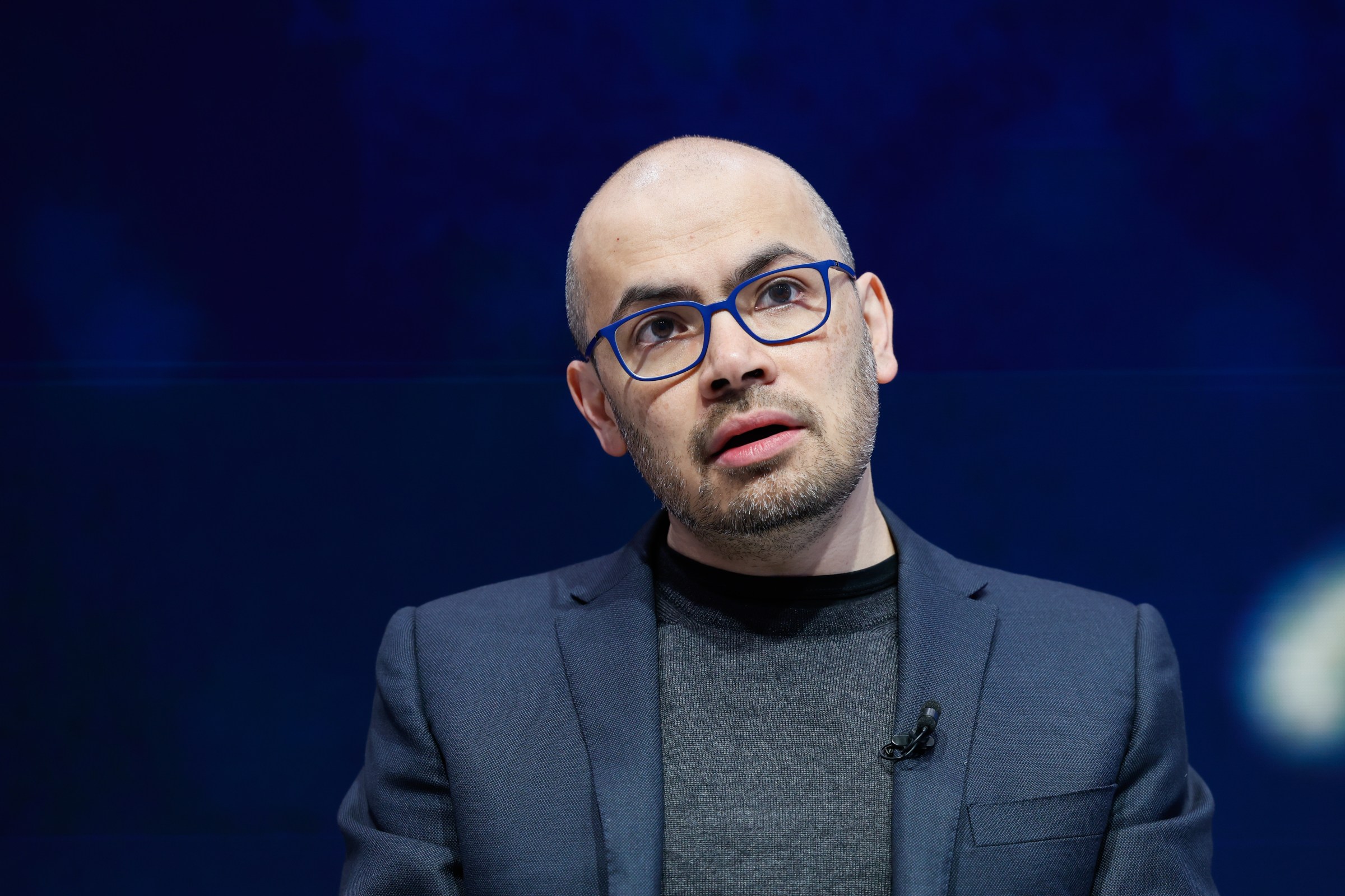 ديمس هاسابيس خلال جلسة في المنتدى الاقتصادي العالمي في دافوس 2025