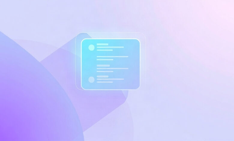 شخص يكتب أمراً بالعربية في واجهة ChatGPT على حاسوب محمول بجانب هاتف يعرض التطبيق
