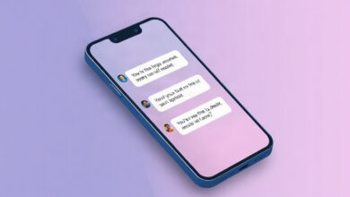 هاتف آيفون يعرض تطبيق الرسائل بجانب واجهة ChatGPT تقترح رداً جاهزاً للإرسال