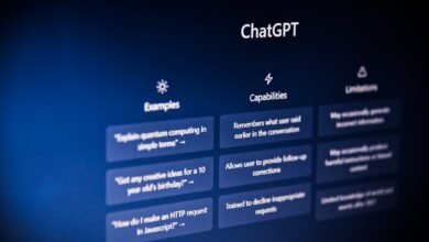 واجهة ChatGPT تعرض قائمة المواقع المستضافة مع لوحة تحليلات للزوار ومشاهدات الصفحات