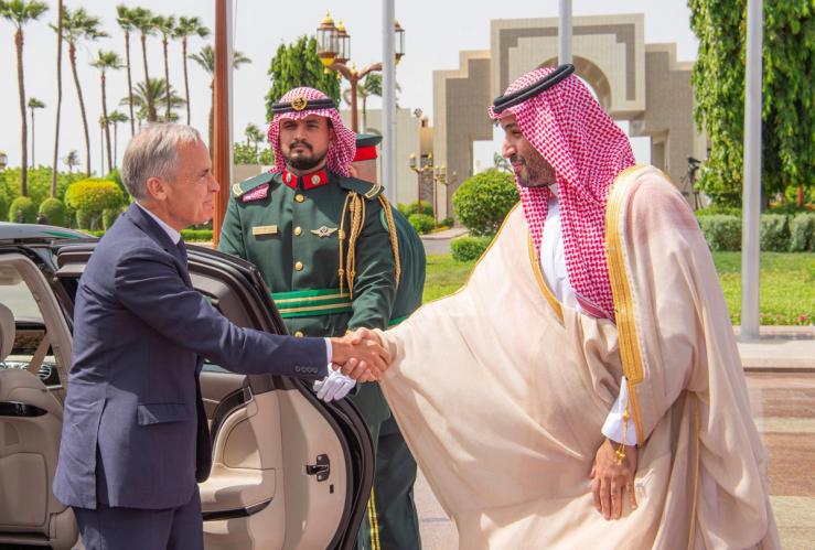 رئيس الوزراء الكندي مارك كارني يجلس مع ولي العهد السعودي محمد بن سلمان في جدة