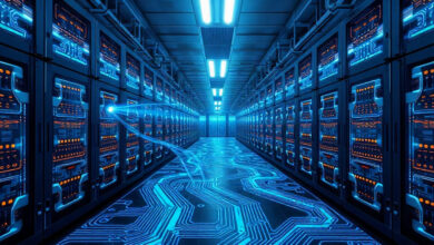 صفوف خوادم داخل مركز بيانات ضخم مع أنابيب تبريد سائل وأنظمة تهوية