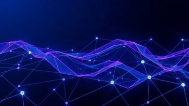 شعار OpenAI على شاشة حاسوب بجانب تنبيه أمني أحمر بشأن اختراق