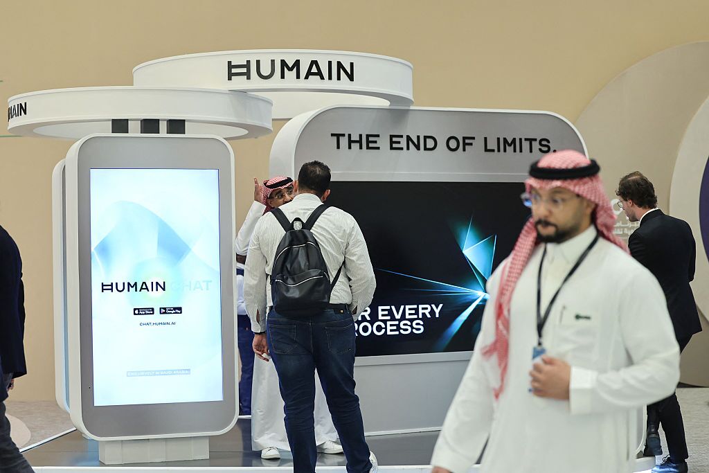 زوار يقفون أمام جناح شركة Humain السعودية في مؤتمر مبادرة مستقبل الاستثمار بالرياض
