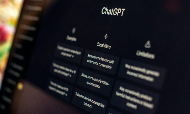 شاشة حاسوب ماك تعرض تطبيق ChatGPT مع رموز أقفال وتحذيرات أمنية