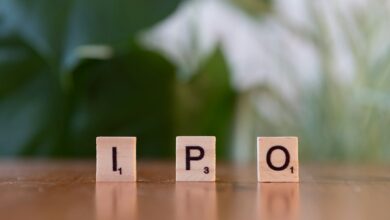 شعار شركة Anthropic أمام شاشة تداول في بورصة ناسداك الأمريكية