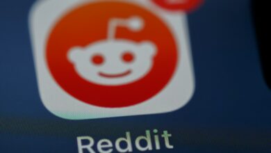 رسم توضيحي لشعار Reddit بألوانه المميزة يرمز إلى منتديات المنصة ومجتمعاتها