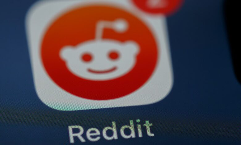 رسم توضيحي لشعار Reddit بألوانه المميزة يرمز إلى منتديات المنصة ومجتمعاتها