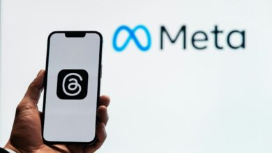رسم توضيحي لشعار Meta بألوان متدرجة على خلفية بسيطة