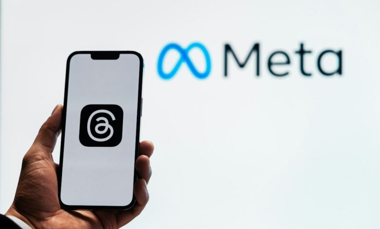 رسم توضيحي لشعار Meta بألوان متدرجة على خلفية بسيطة