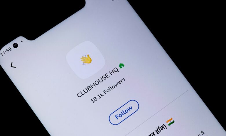 شاشة حاسوب تعرض شيفرة ومفاتيح وصول مكشوفة داخل مستودع برمجي عام
