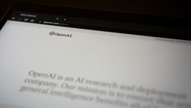 سجل تفكير نموذج ذكاء اصطناعي على شاشة مع تنبيهات وصول غير مصرح به