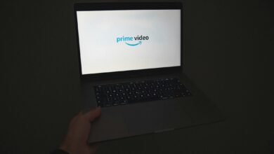شريحة Trainium من أمازون إلى جانب شعار إطار PyTorch على لوحة دوائر إلكترونية