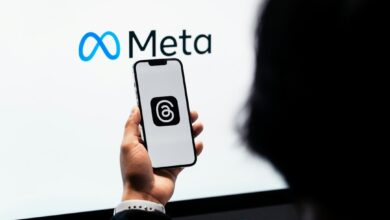 رسم توضيحي متجهي لشعار Meta بألوان متدرجة على خلفية تصميمية