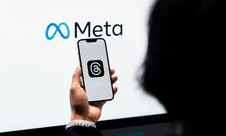 رسم توضيحي متجهي لشعار Meta بألوان متدرجة على خلفية تصميمية