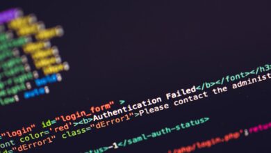 خادم ويب في مركز بيانات تظهر على شاشته تنبيهات أمنية وشيفرة PHP