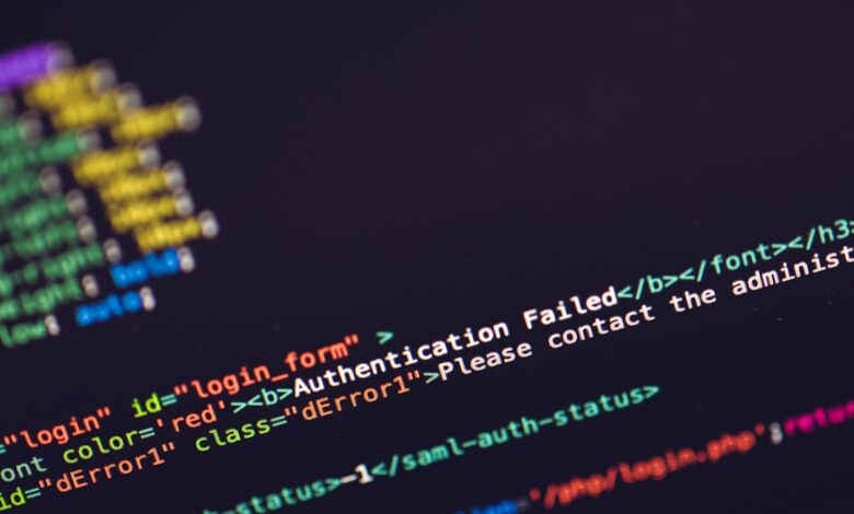 خادم ويب في مركز بيانات تظهر على شاشته تنبيهات أمنية وشيفرة PHP