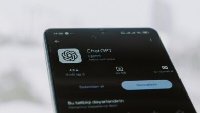 واجهة محادثة ChatGPT تعرض إعلاناً موسوماً بجوار إجابة المساعد الذكي