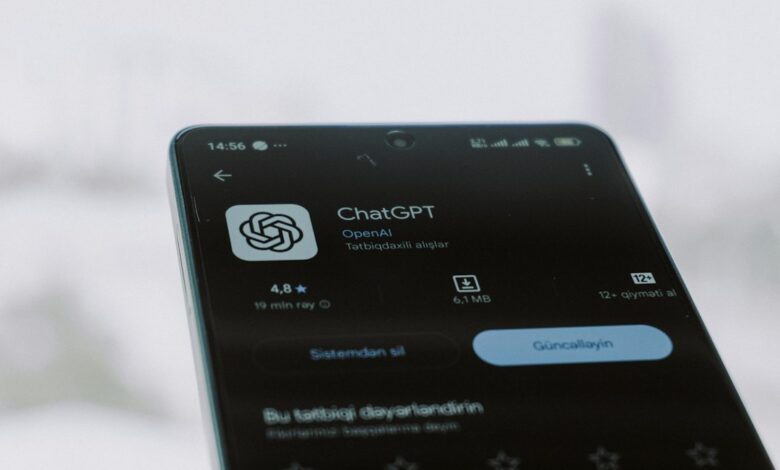 واجهة محادثة ChatGPT تعرض إعلاناً موسوماً بجوار إجابة المساعد الذكي