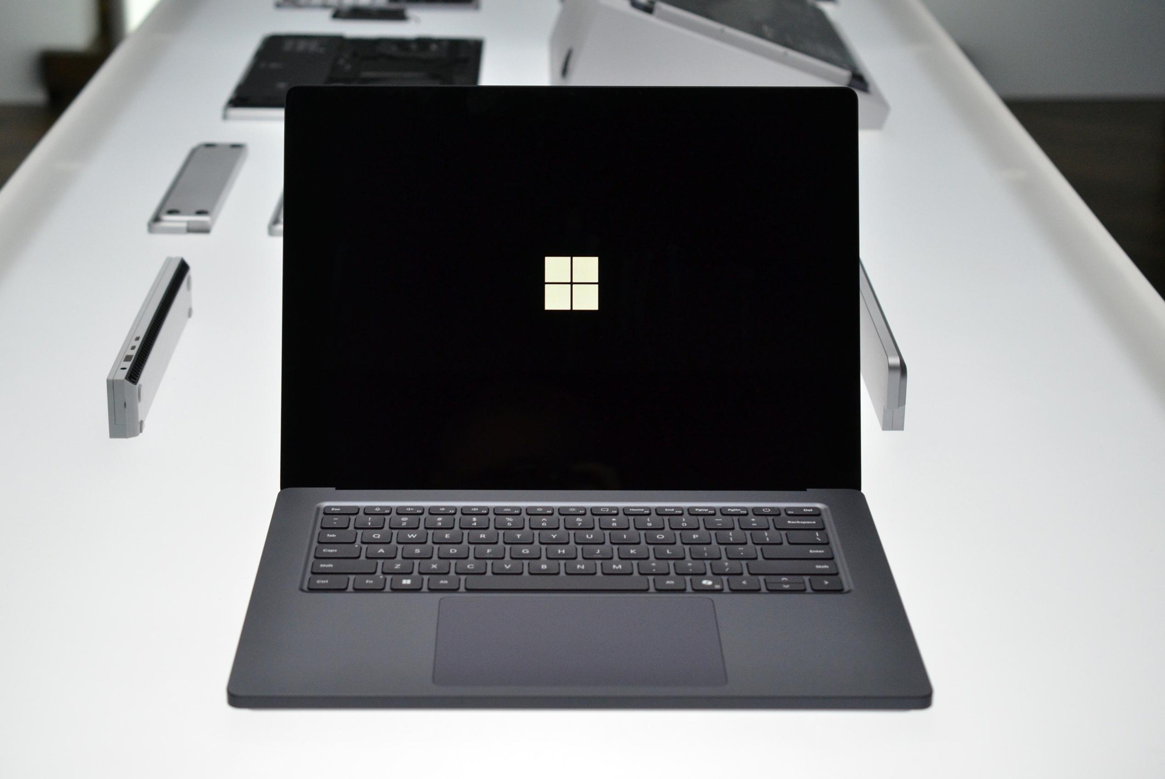 حاسوب Surface Laptop Ultra يظهر تصميمه ولوحة اللمس الكبيرة