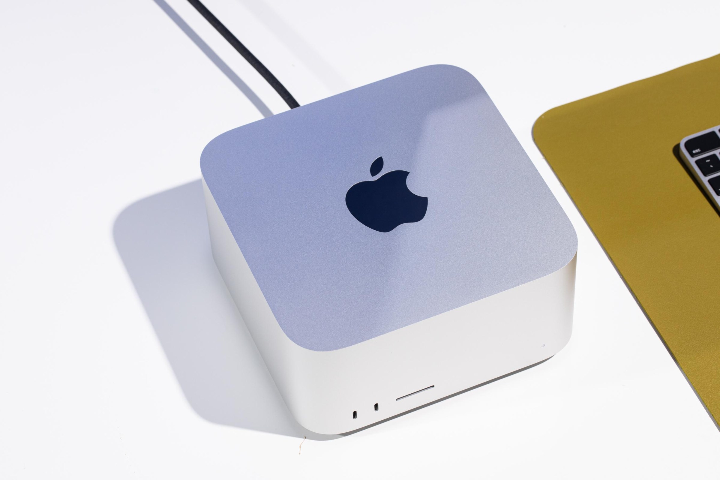 جهاز Mac Studio من Apple بهيكله المعدني على سطح مكتب